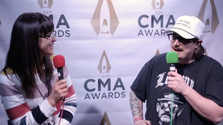Hardy talks with Cara at the CMA Awards