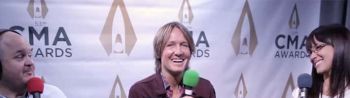 Keith Urban talks with Ryan Wild and Cara at the CMA Awards