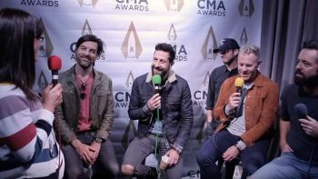 Old Dominion talks with Cara at the CMA Awards