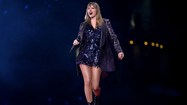 Taylor Swift sings onstage