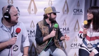 Thomas Rhett talks with Ryan Wild and Cara at the CMA Awards