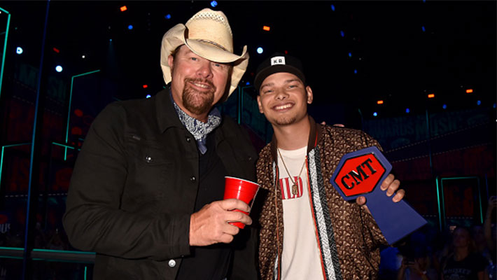 Toby Keith and Kane Brown at the 2019 CMT Awards holding a red solo cup and a CMT Award